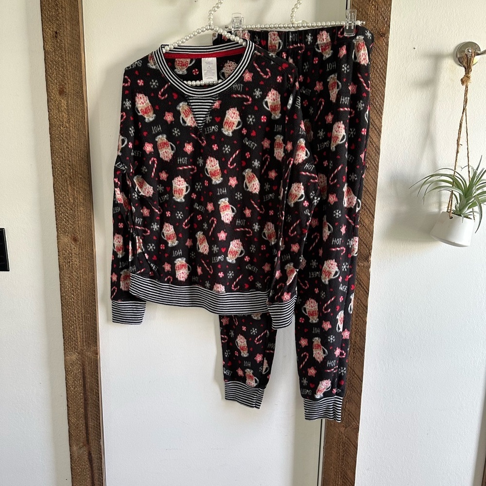 Secret Treasures Women’s M 2-Piece Pajamas Set Like New Candy Canes Christmas